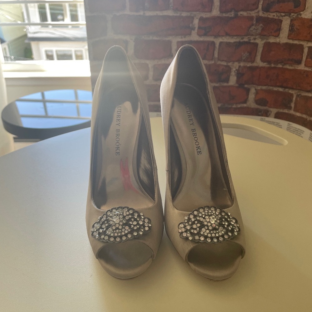 A pair dressy Audrey Brooke shoes - Champagne/Mushroom color
